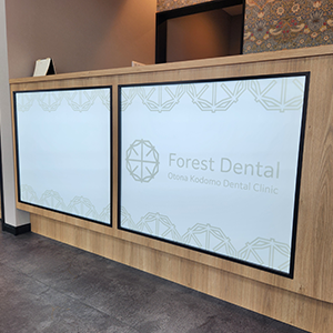 受付カウンターサイン